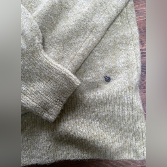 Cream Light Sage Green V-Neck Pullover - Picture 12 of 13